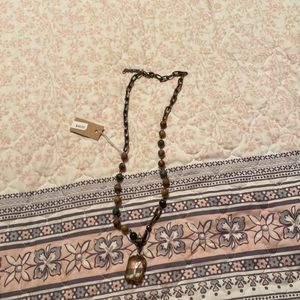 Beaded necklace with crystal.